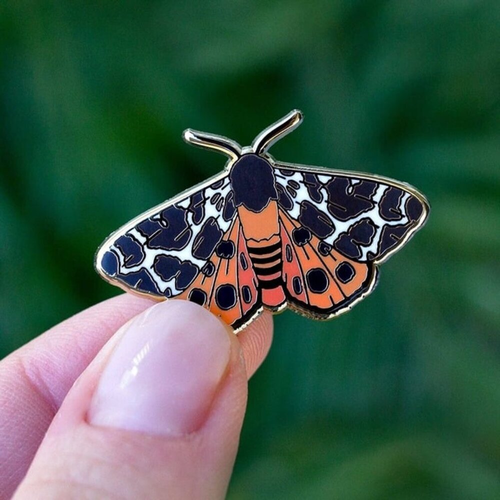 Garden Tiger Moth Enamel Pin - Gold‎ Plated Base Nature Brooch - Picture 3 of 3